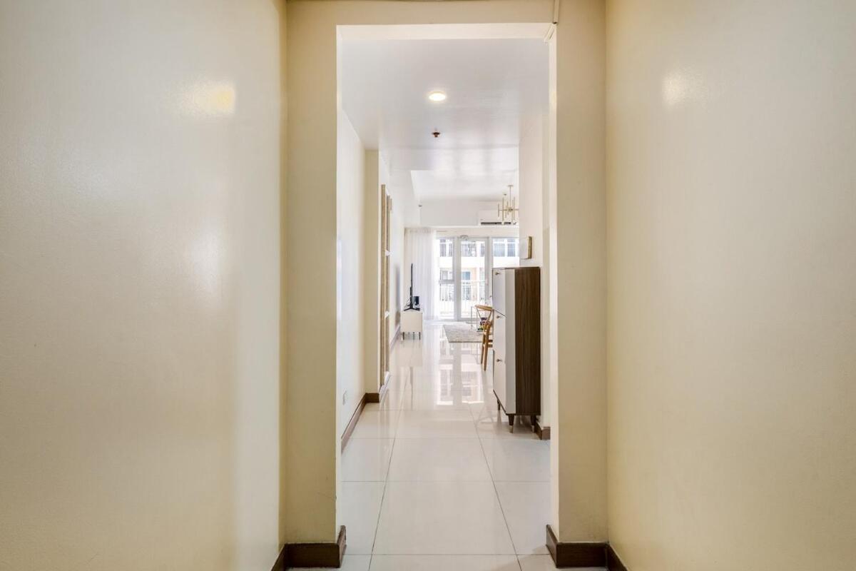 Minimalist Haven 3br Unit At Mckinley Hill Apartment Manila