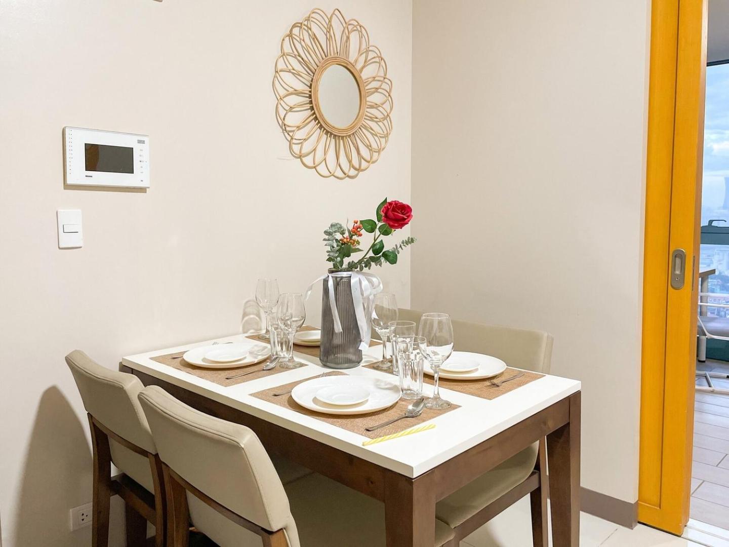 Bgc Staycation Across Uptown Mall #oursw29f Holiday home *