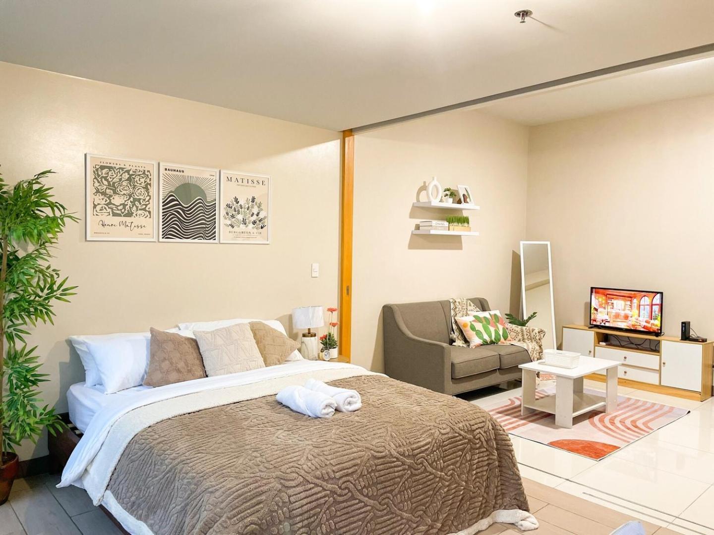Holiday home Bgc Staycation Across Uptown Mall #oursw29f *