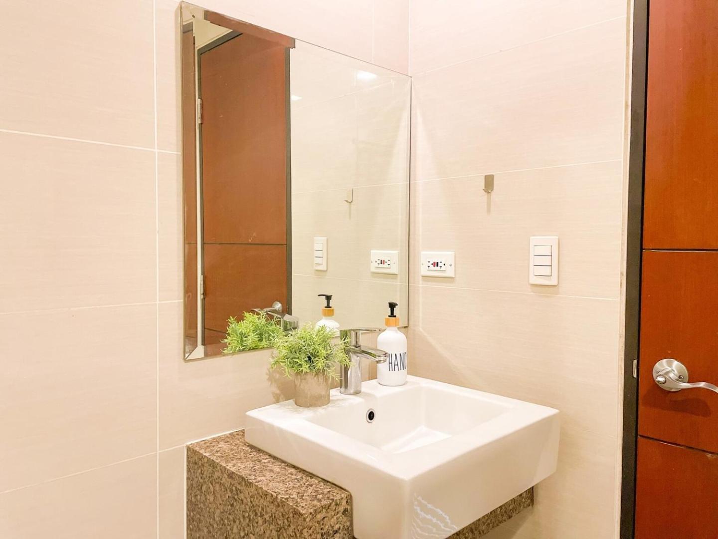 Bgc's Near Uptown Mall #oursw15o Holiday home *