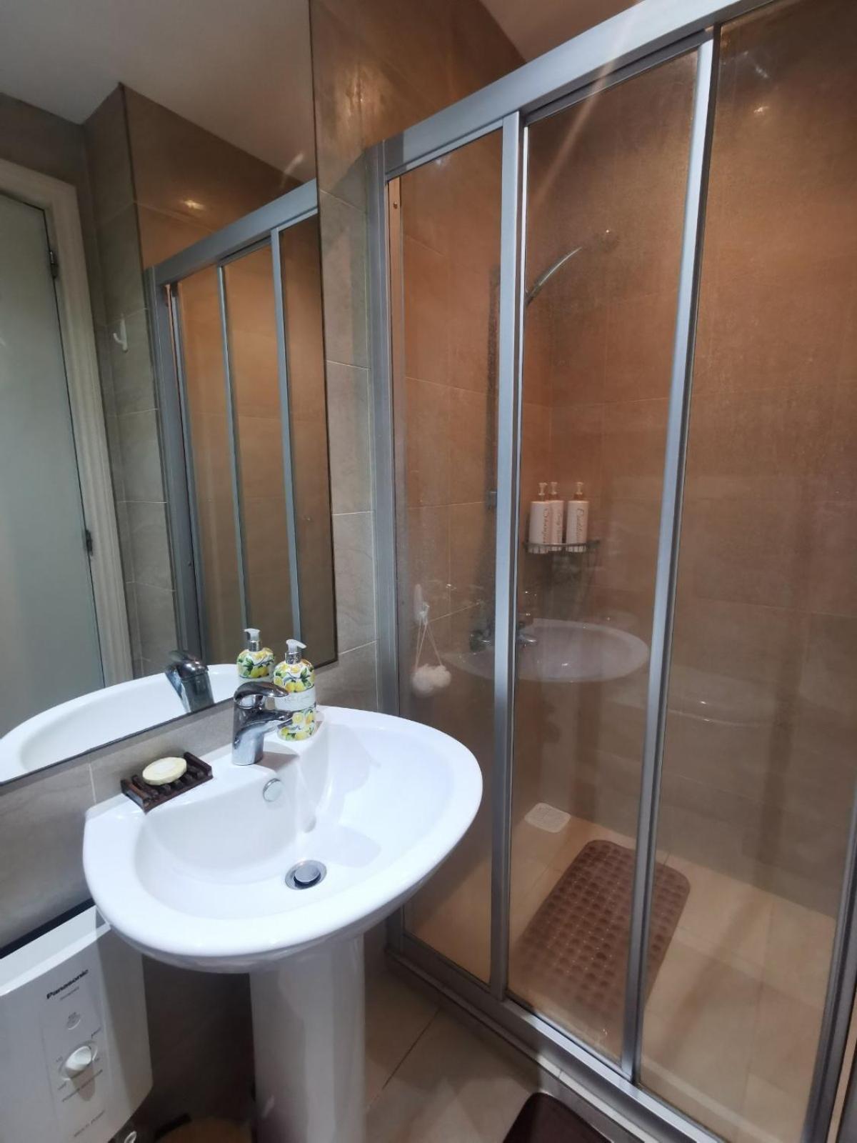 Spacious 1br Near Nightlife And Business Center In Makati Aparthotel Manila