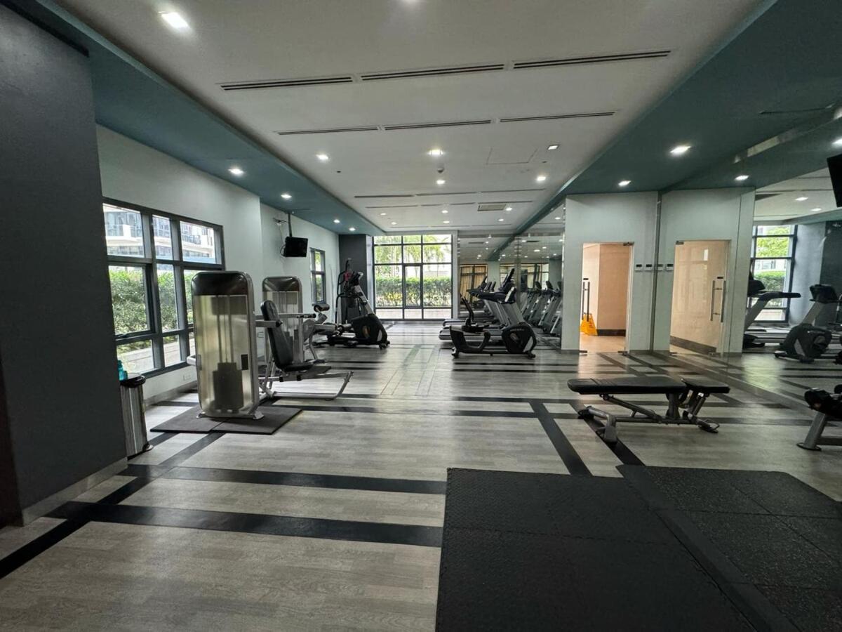 Apartment Cozy Viceroy 1br, Walk To Venice Mall Manila