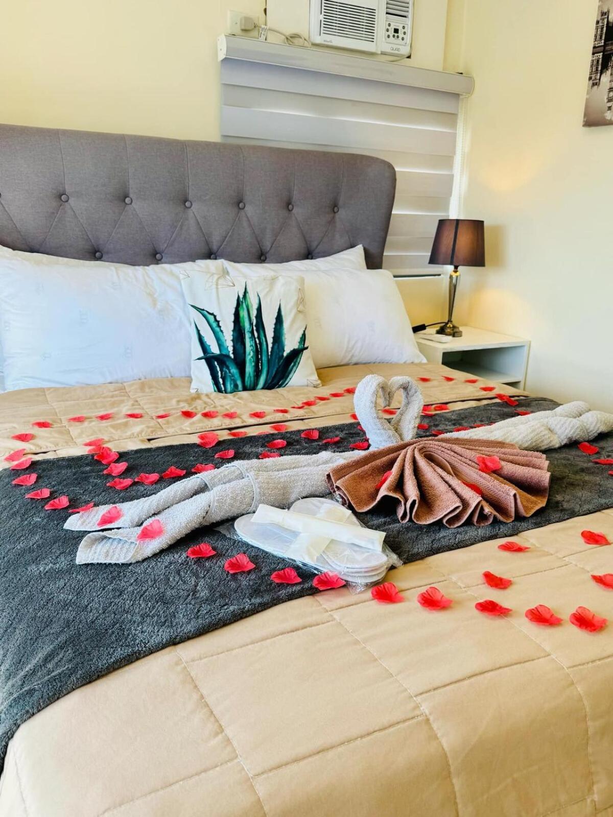 Cozy Viceroy 1br, Walk To Venice Mall Manila