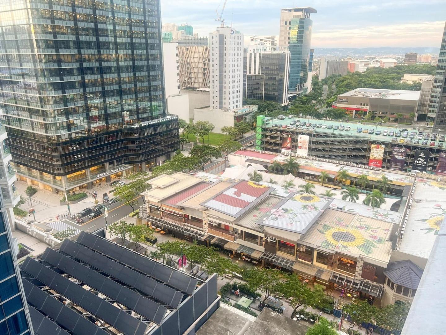 Luxury Bgc Across Mitsukoshi #upt112b * Manila