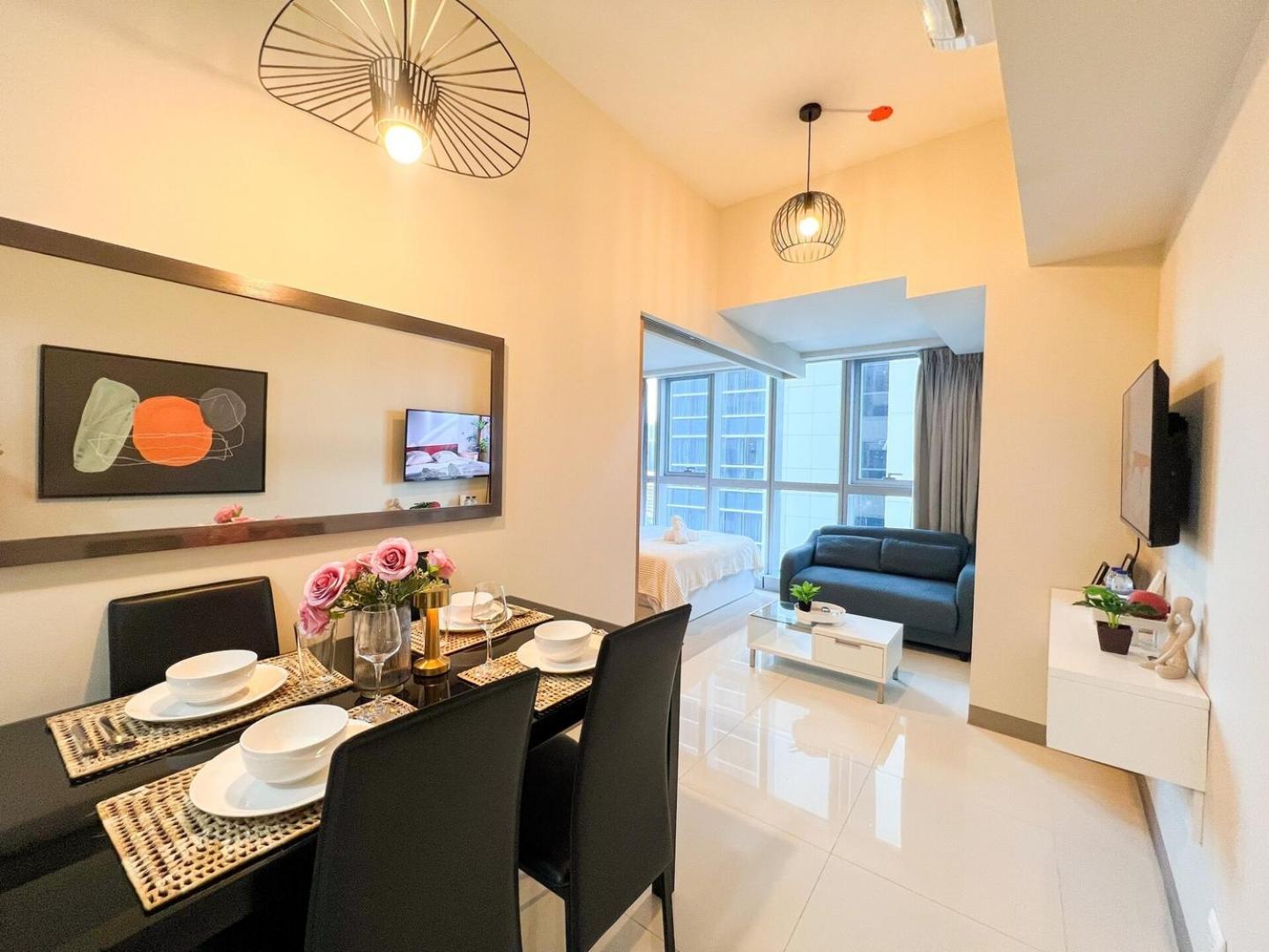 Luxury Bgc Across Mitsukoshi #upt112b Manila