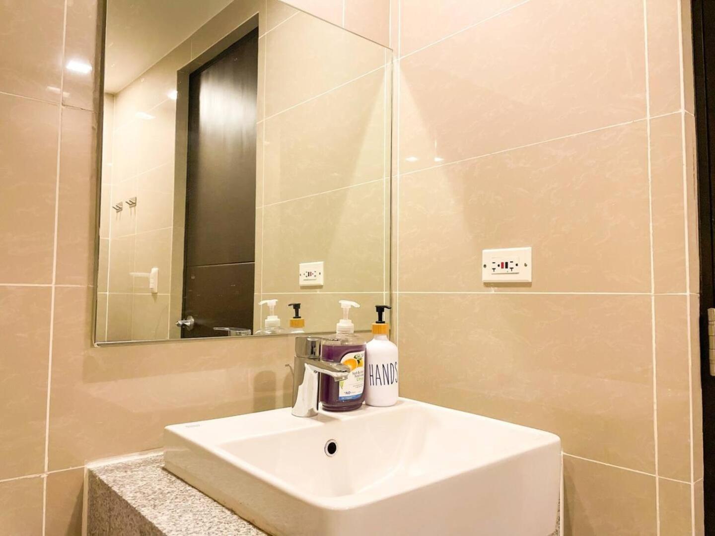 Luxurious Modern Bgc At Uptown #upt131h Holiday home *