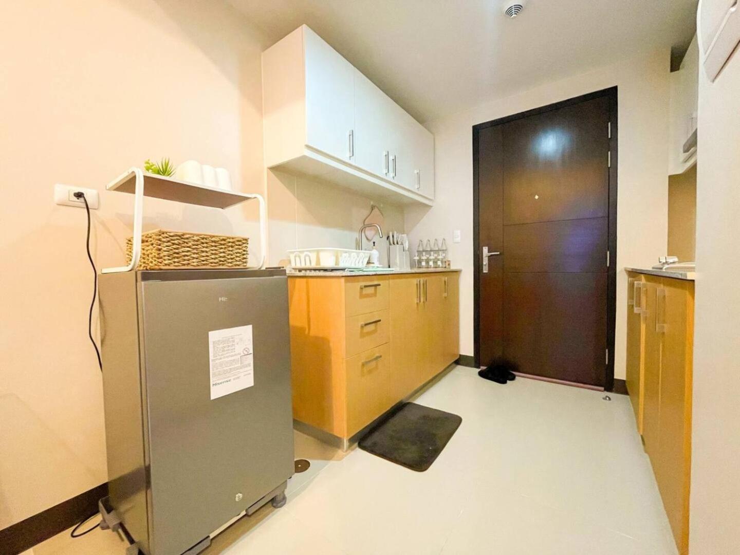 Luxurious Modern Bgc At Uptown #upt131h Holiday home