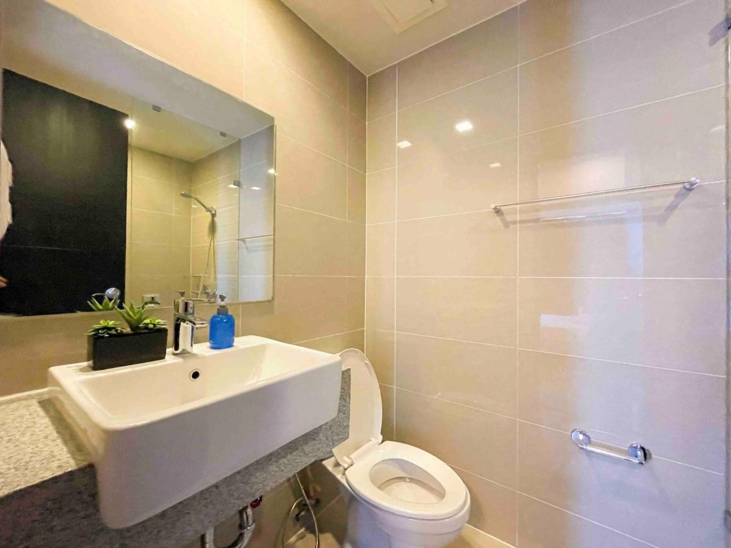 Exclusive Bgc At Uptown Area #upt136d Apartment *