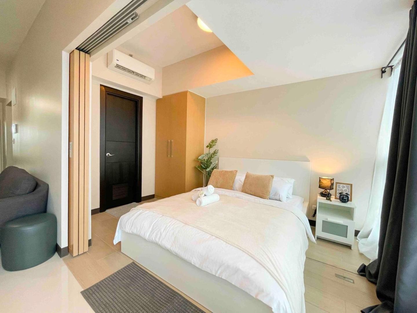 Apartment Exclusive Bgc At Uptown Area #upt136d *