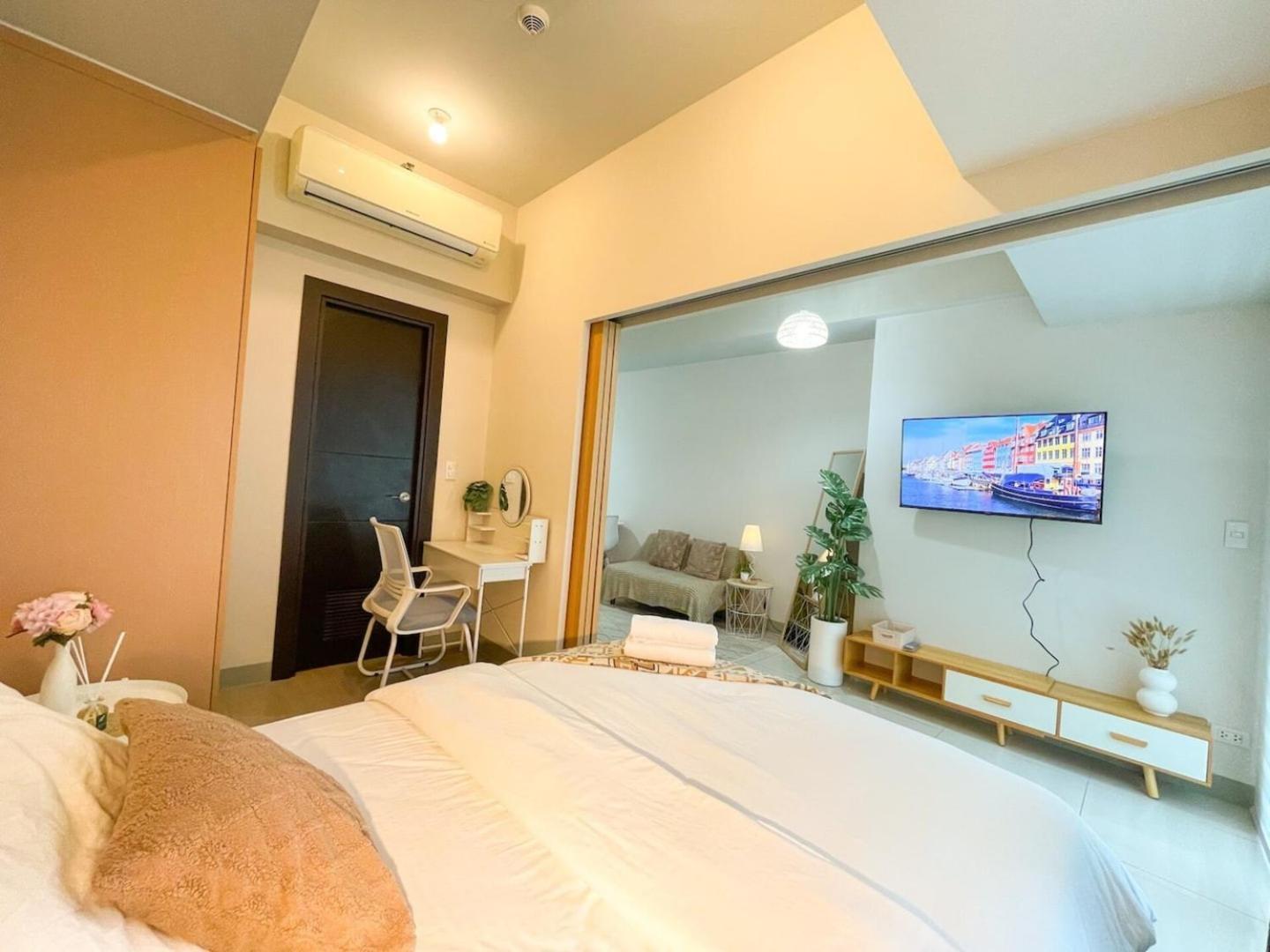 Elegant Bgc Across Mitsukoshi Mall #upt27p Manila