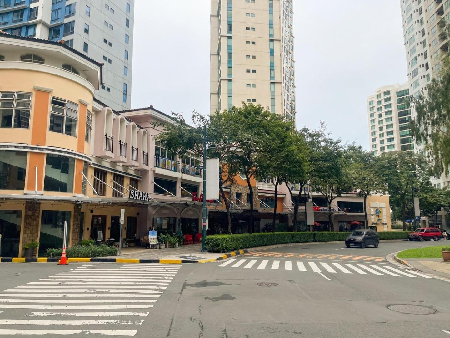 Staycation In Bgc #aatft13j