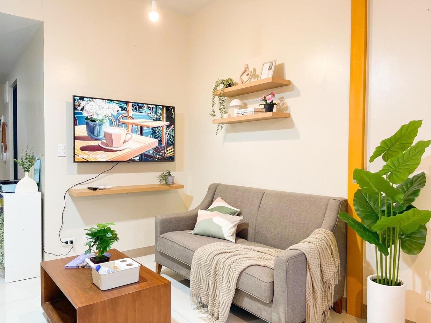 Prime Bgc Condo: Uptown Mall & Hyatt #ournw21n Holiday home
