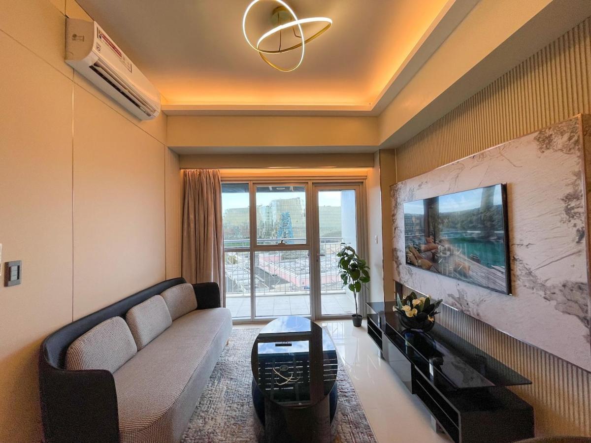 Spacious 1br Near Airport Across Okada, Solaire Apartment