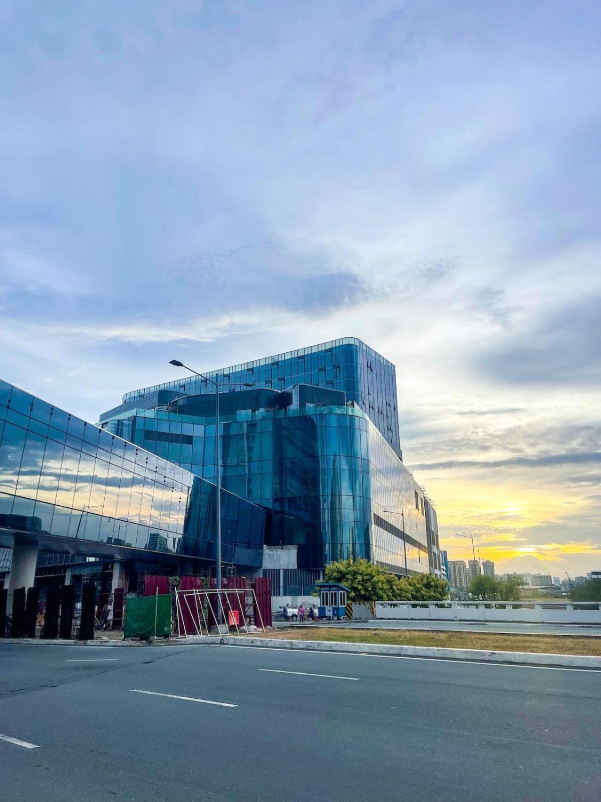 Spacious 1br Near Airport Across Okada, Solaire Apartment Manila