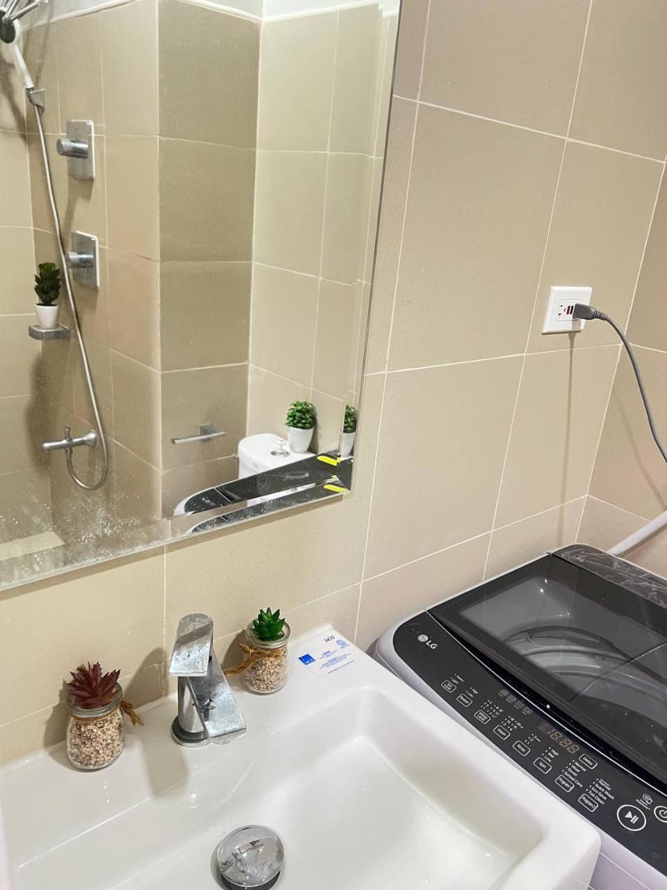 Unistay Shore 3 Poolview W Balcony Pasay