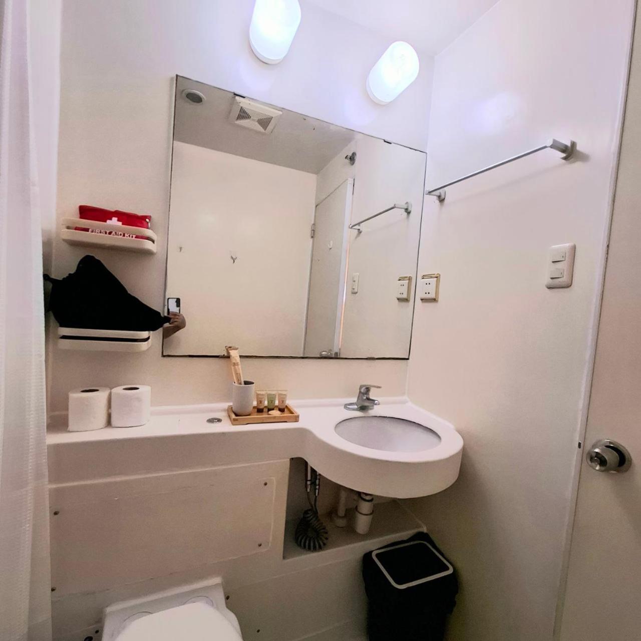 Apartment Breathtaking Bayviews - 1 Bedroom 1 Bathroom With Balcony Bayview Pool Netflix - Housekeeping Available - Manila
