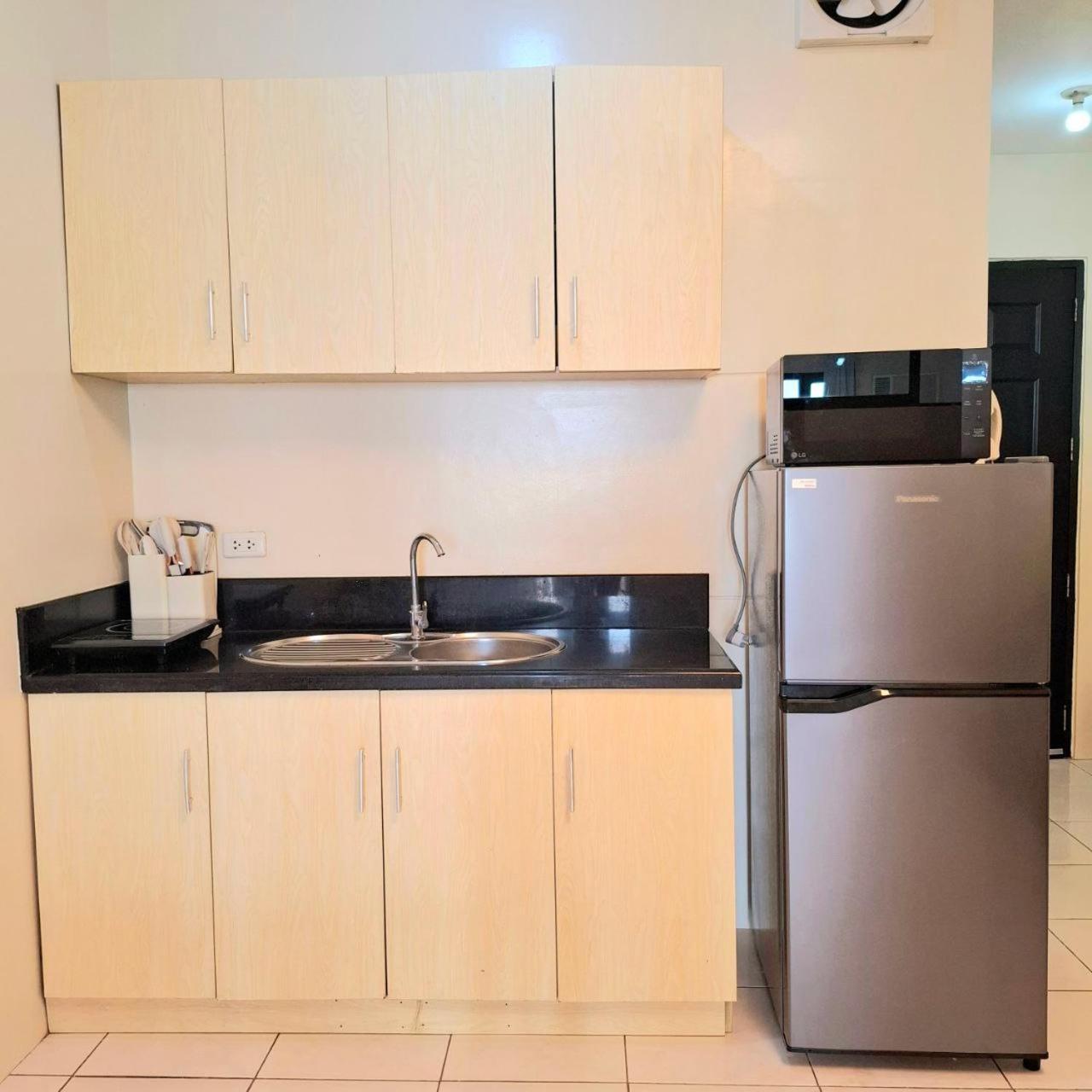 Breathtaking Bayviews - 1 Bedroom 1 Bathroom With Balcony Bayview Pool Netflix - Housekeeping Available - Manila