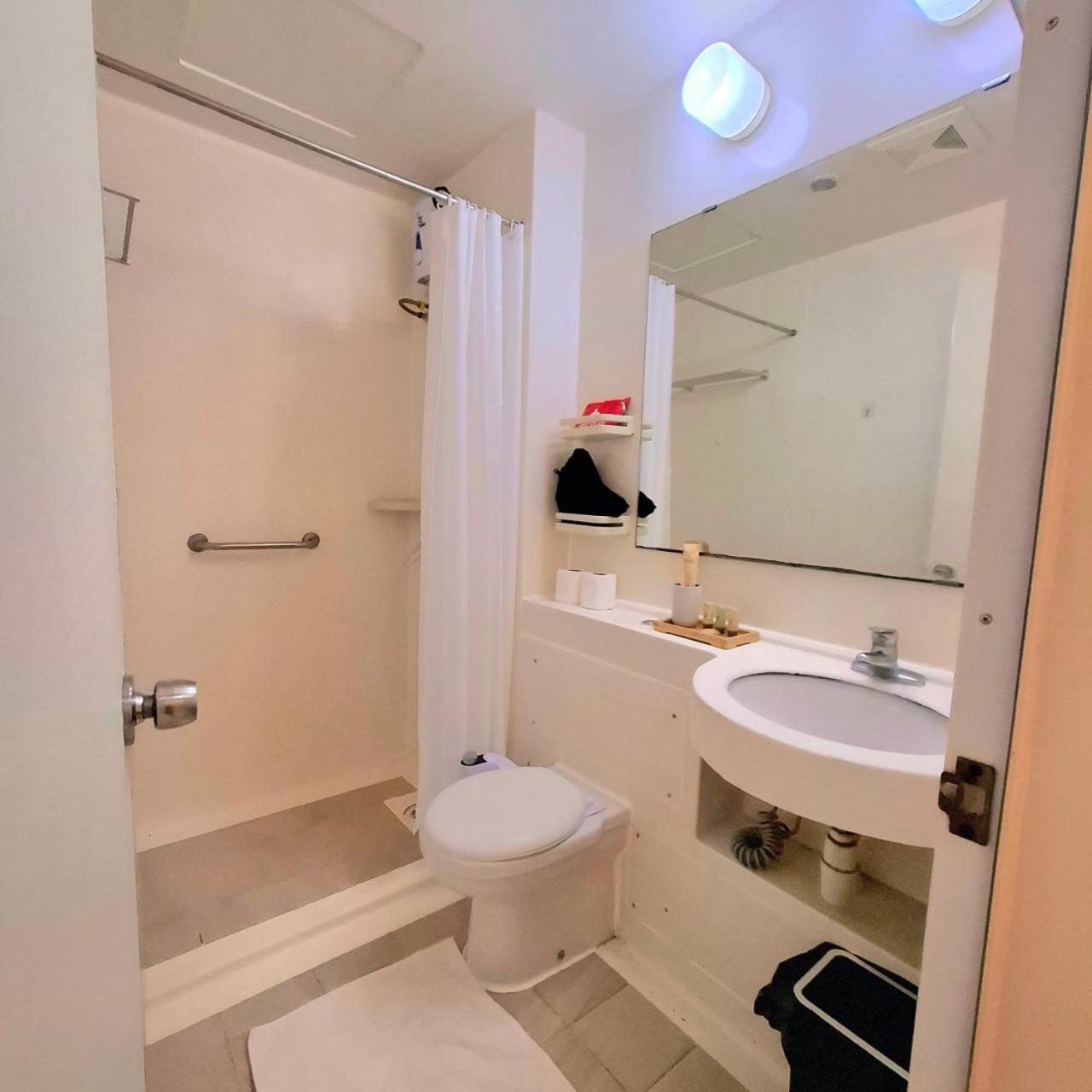 Breathtaking Bayviews - 1 Bedroom 1 Bathroom With Balcony Bayview Pool Netflix - Housekeeping Available - Apartment *