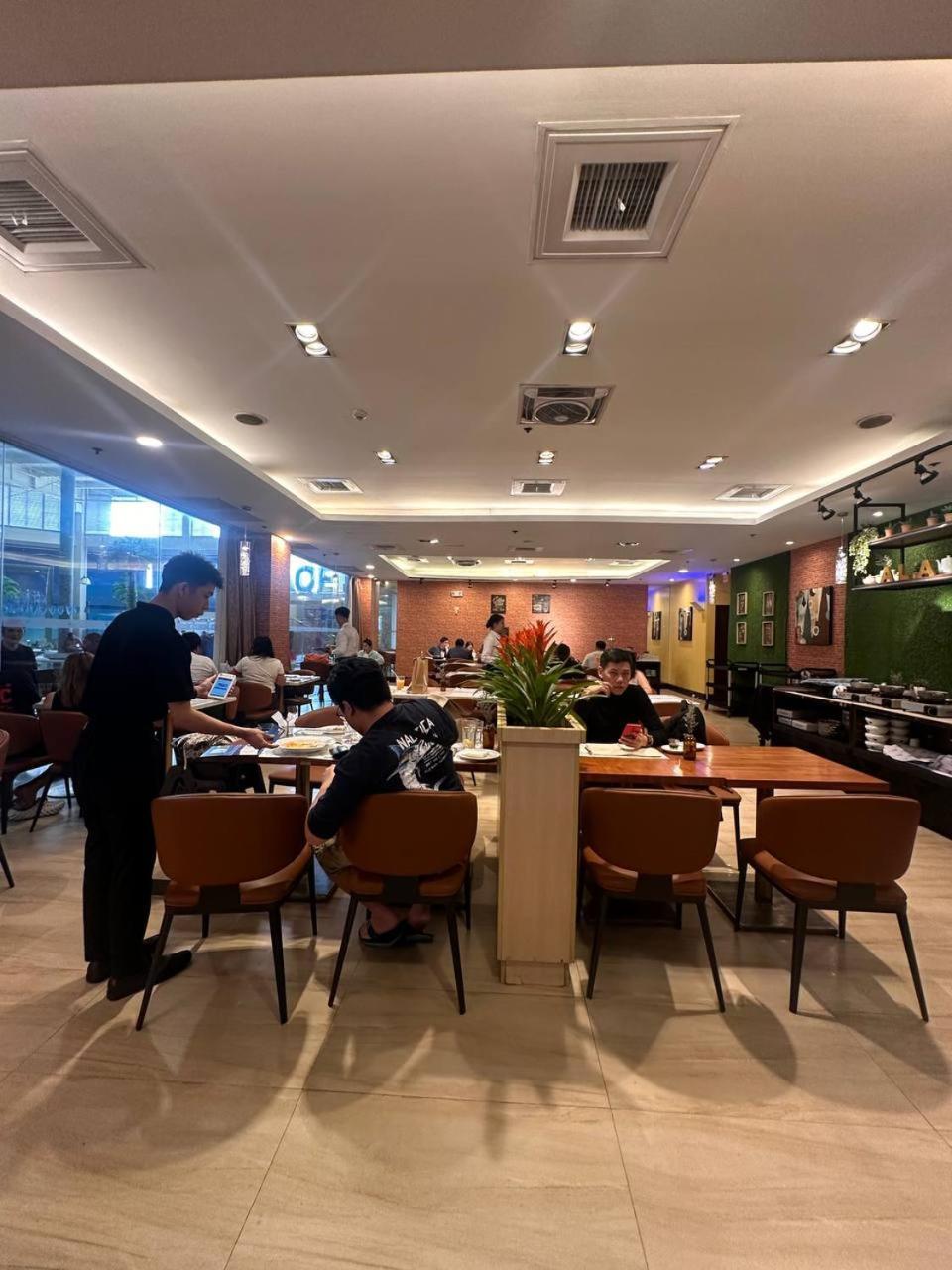 Cozy Laura At Ace Plaza Manila