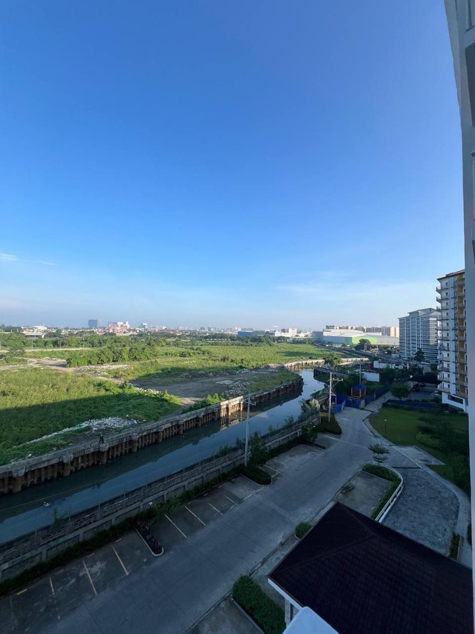 Field Residences - 2br In Paranaque Near Naia Airport Manila
