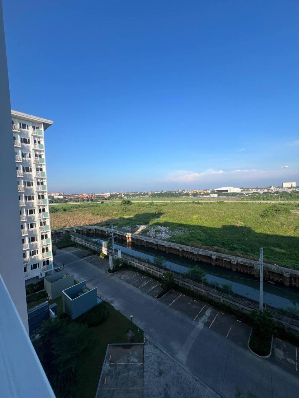 Field Residences - 2br In Paranaque Near Naia Airport