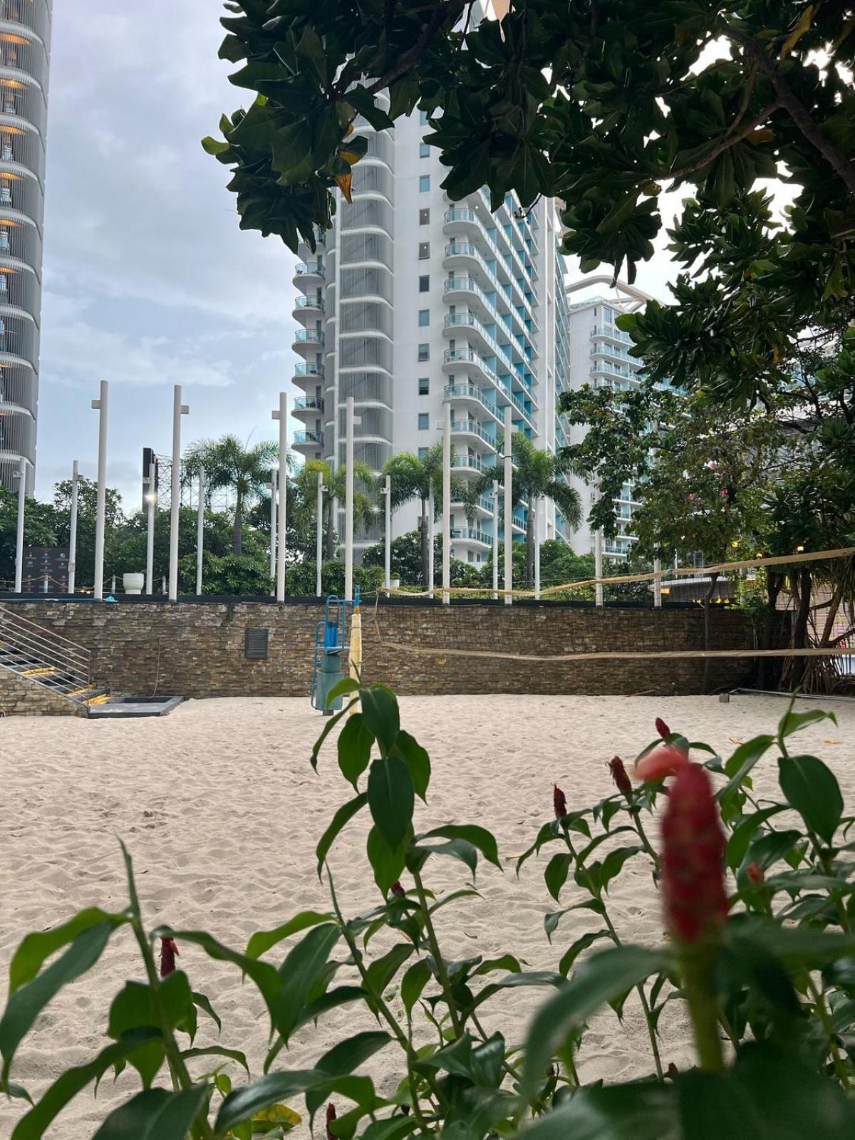 The Bahamas And Maldives At Azure Residences Near Airport Apartment *