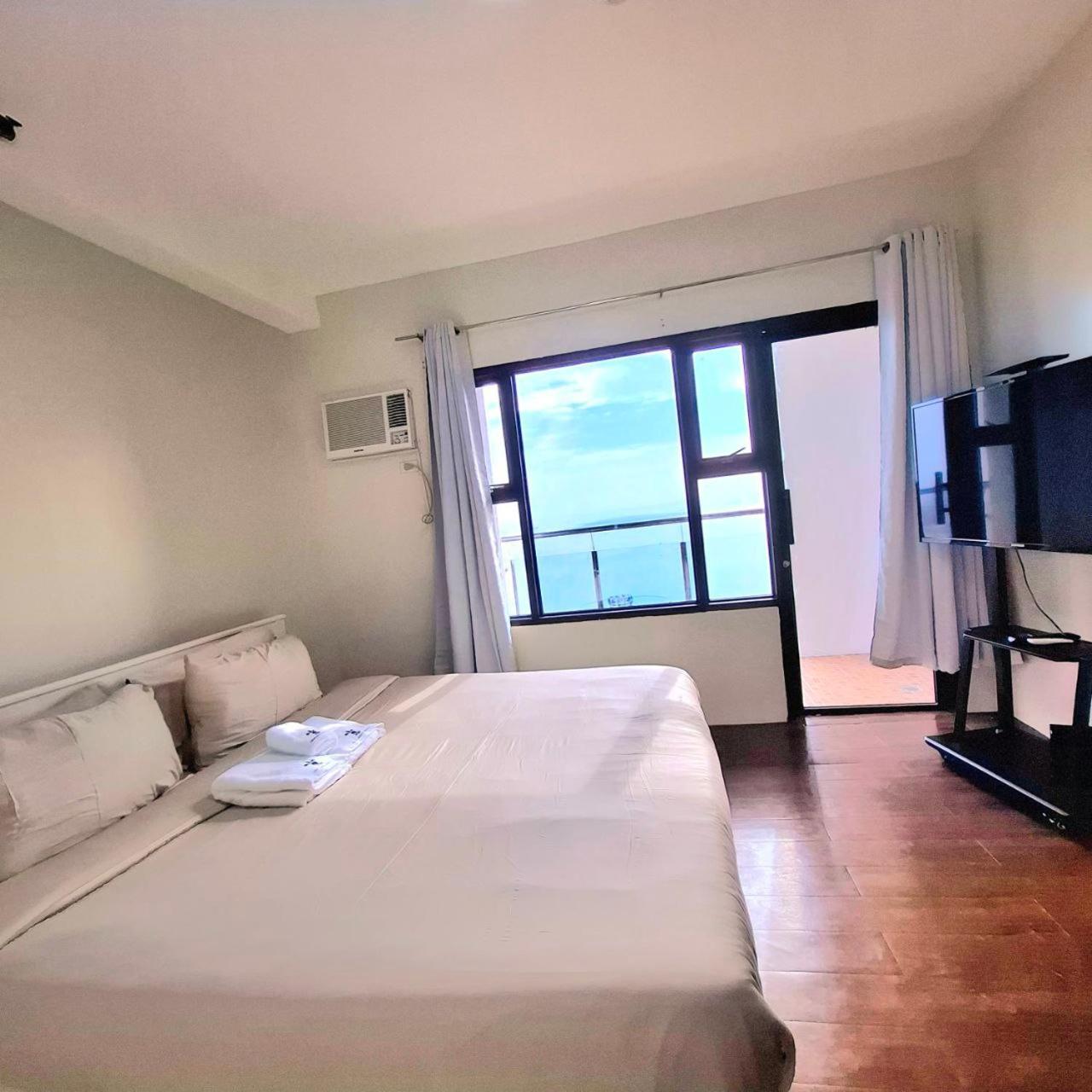 Apartment Breathtaking Bayviews - 1 Bedroom 1 Bathroom With Balcony Bayview Pool Netflix - Housekeeping Available - Manila