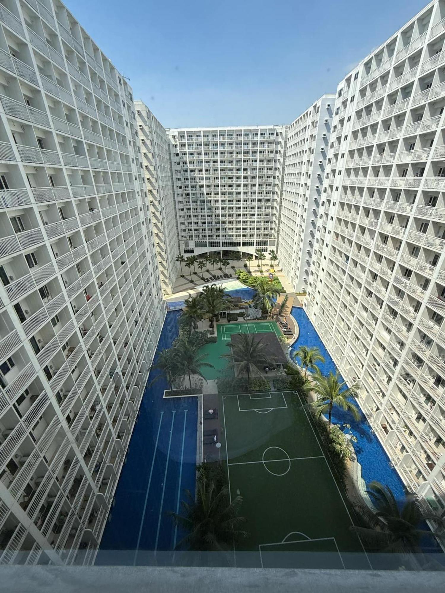 Spacious 2br At Moa Manila