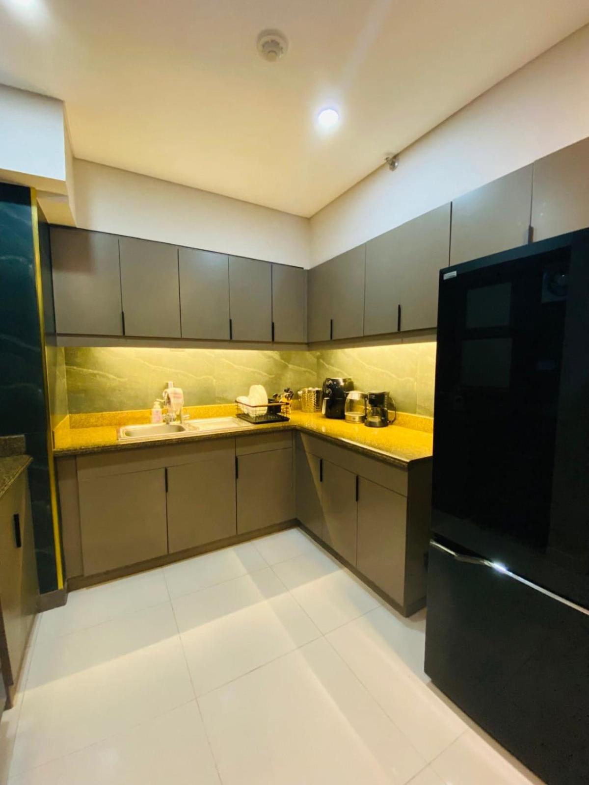 Apartment Stylish & Spacious Place Near Bgc Fast Wi-fi *