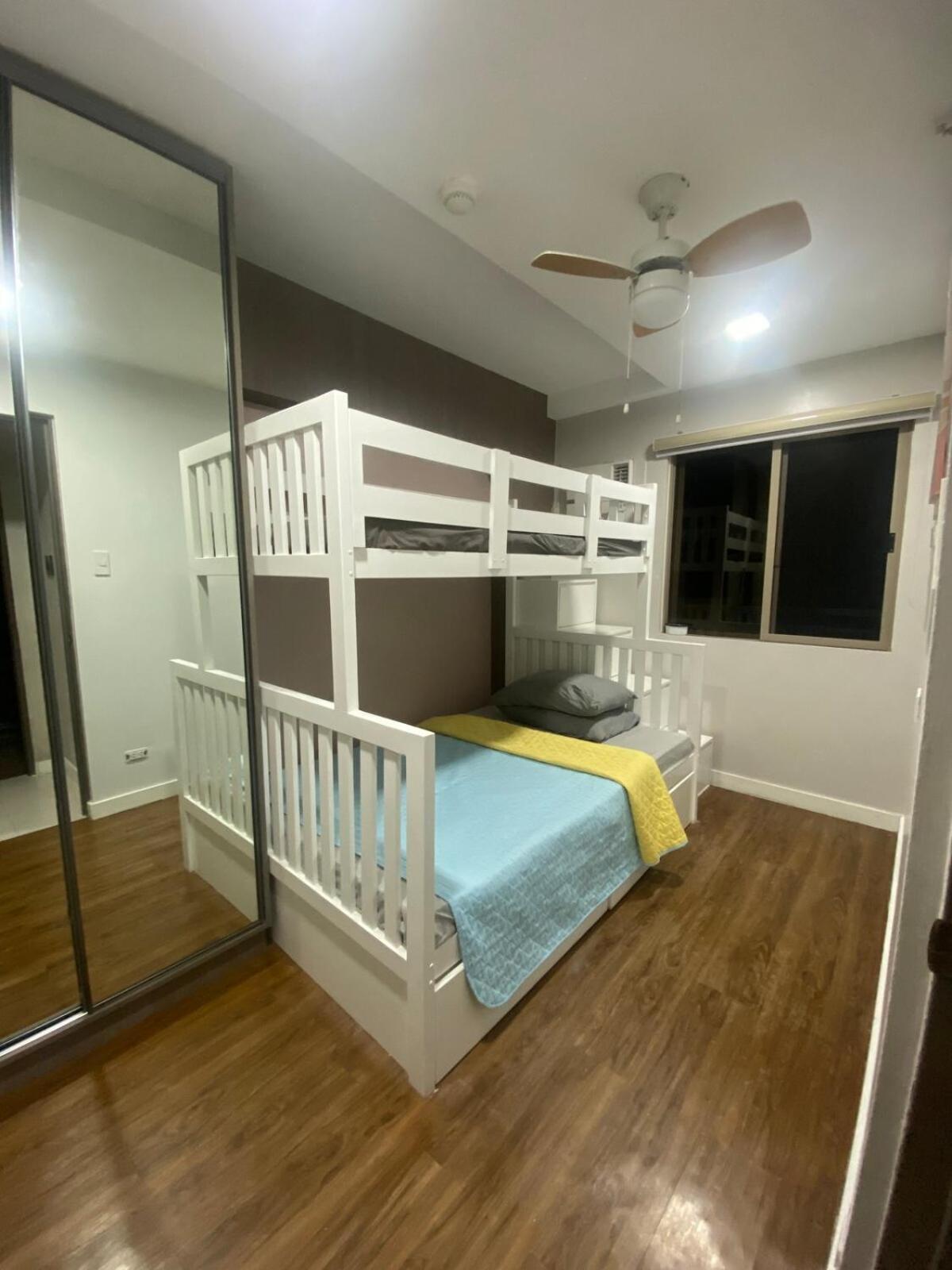 Stylish & Spacious Place Near Bgc Fast Wi-fi Apartment *
