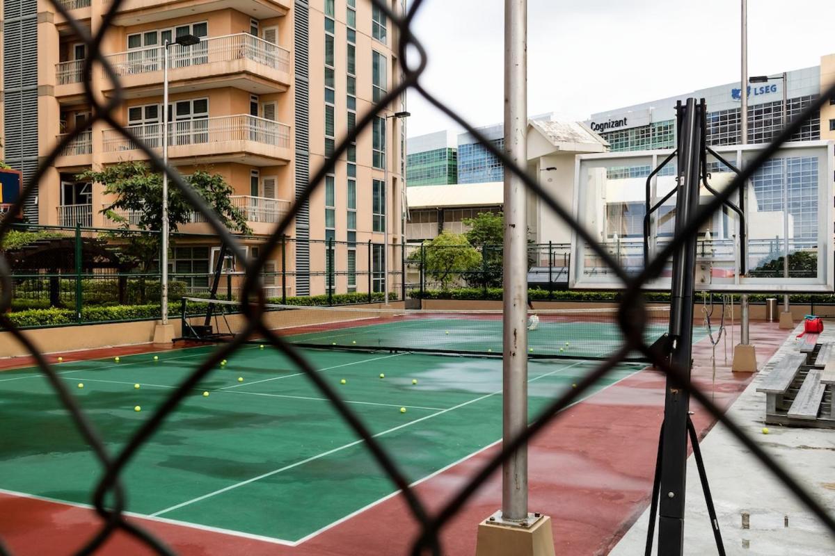 Balcony Overlooking The Iconic Venice Grand Canal With Pool & Sauna, Alexa Smart Lighting, Free Parking, 5 Mins To Bgc, Fast Wifi, Emma Mattress And Pillows Manila