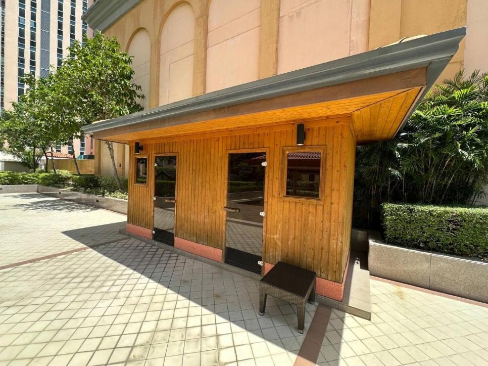 Balcony Overlooking The Iconic Venice Grand Canal With Pool & Sauna, Alexa Smart Lighting, Free Parking, 5 Mins To Bgc, Fast Wifi, Emma Mattress And Pillows Apartment Manila
