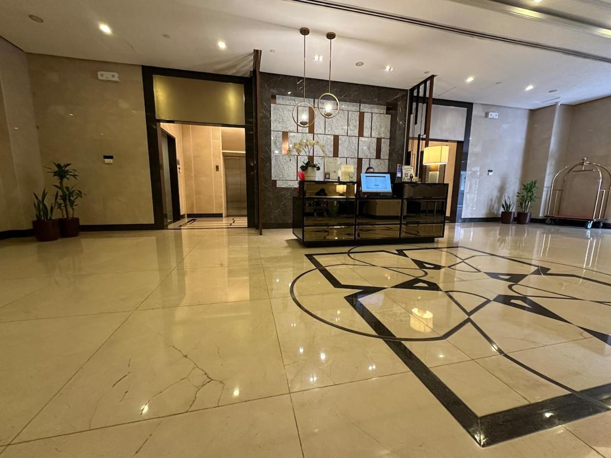 Balcony Overlooking The Iconic Venice Grand Canal With Pool & Sauna, Alexa Smart Lighting, Free Parking, 5 Mins To Bgc, Fast Wifi, Emma Mattress And Pillows *