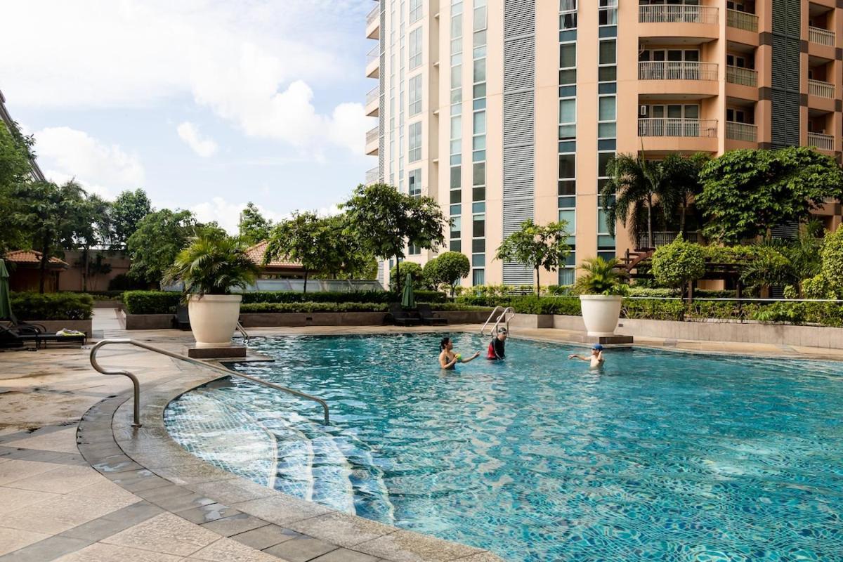 Balcony Overlooking The Iconic Venice Grand Canal With Pool & Sauna, Alexa Smart Lighting, Free Parking, 5 Mins To Bgc, Fast Wifi, Emma Mattress And Pillows Manila