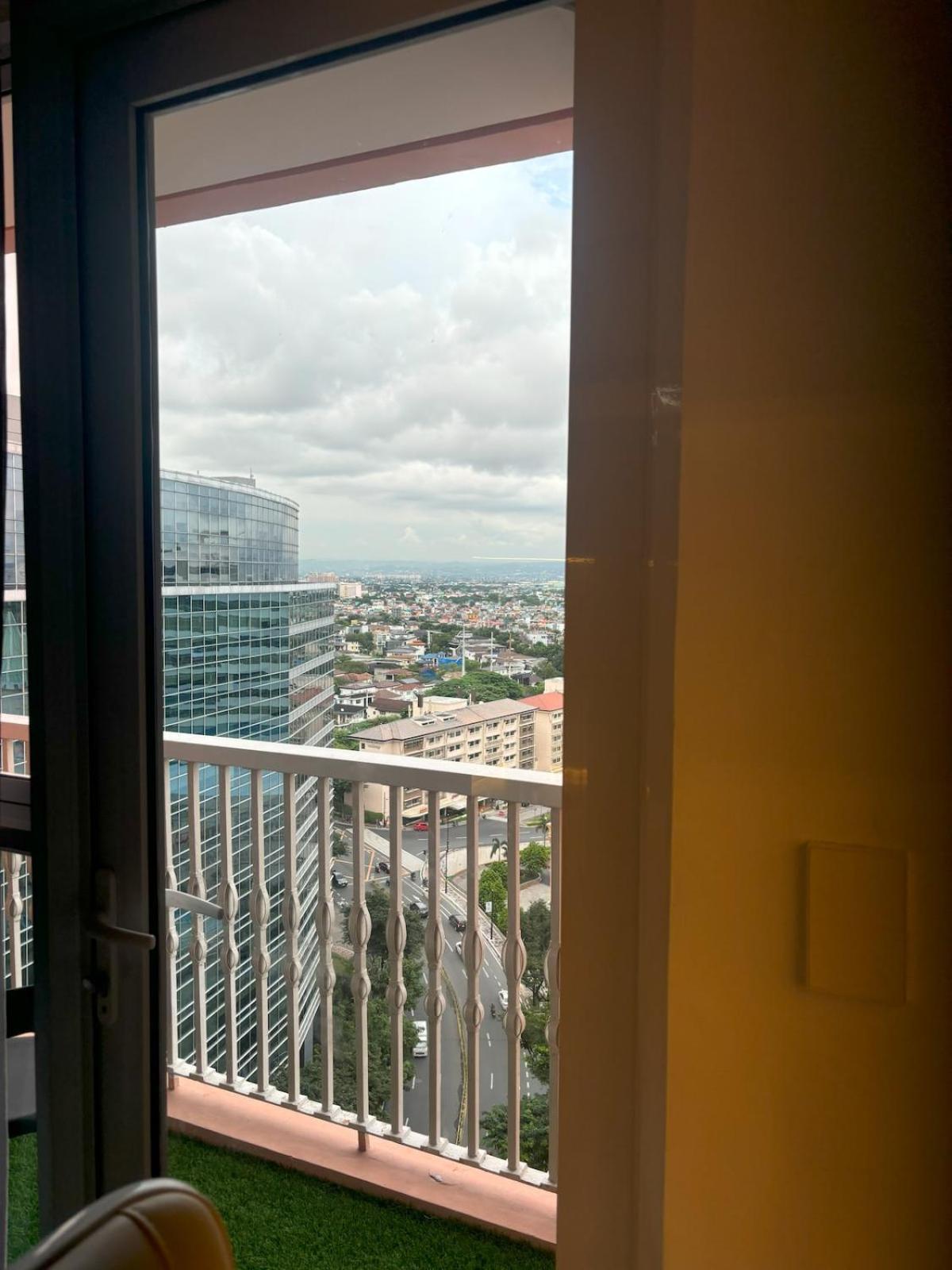 Apartment Balcony Overlooking The Iconic Venice Grand Canal With Pool & Sauna, Alexa Smart Lighting, Free Parking, 5 Mins To Bgc, Fast Wifi, Emma Mattress And Pillows *