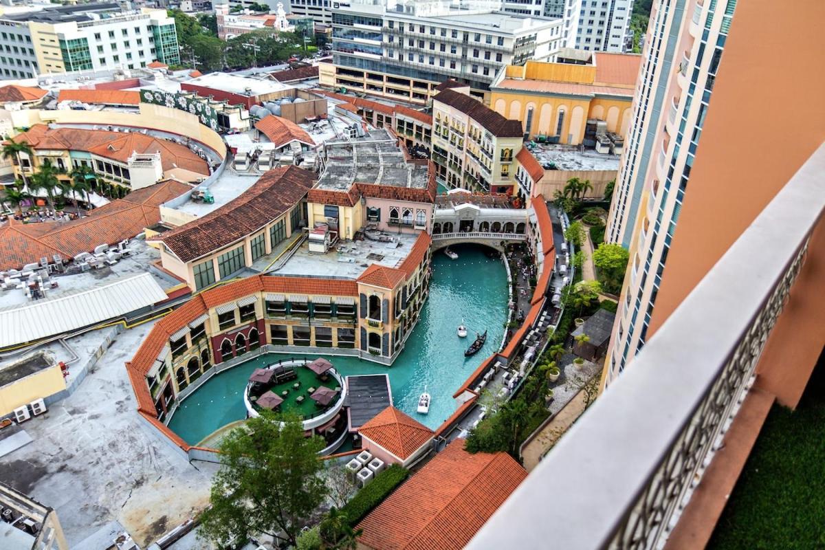 Balcony Overlooking The Iconic Venice Grand Canal With Pool & Sauna, Alexa Smart Lighting, Free Parking, 5 Mins To Bgc, Fast Wifi, Emma Mattress And Pillows