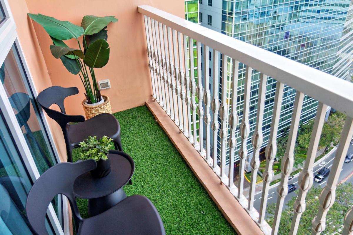 Apartment Balcony Overlooking The Iconic Venice Grand Canal With Pool & Sauna, Alexa Smart Lighting, Free Parking, 5 Mins To Bgc, Fast Wifi, Emma Mattress And Pillows