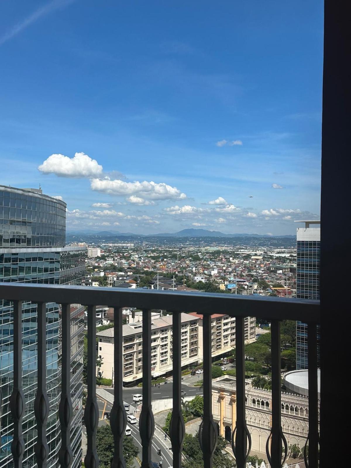 Apartment Balcony Overlooking The Iconic Venice Grand Canal With Pool & Sauna, Alexa Smart Lighting, Free Parking, 5 Mins To Bgc, Fast Wifi, Emma Mattress And Pillows