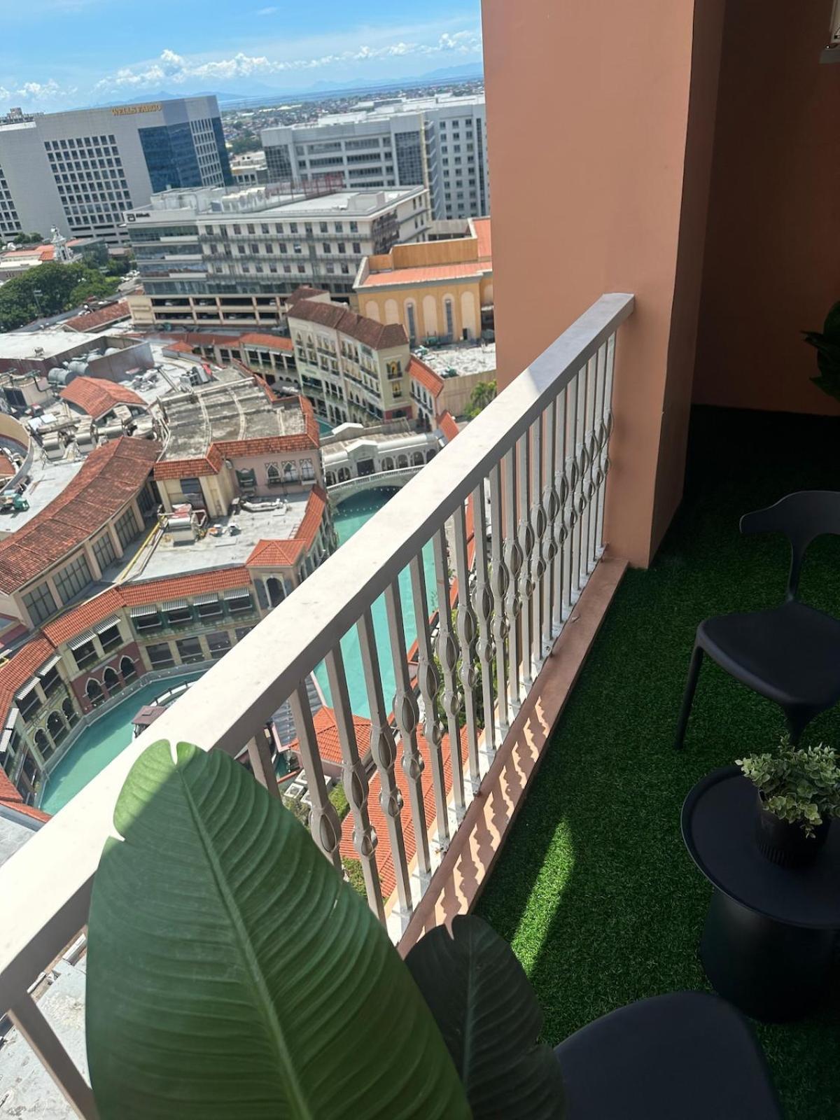 Apartment Balcony Overlooking The Iconic Venice Grand Canal With Pool & Sauna, Alexa Smart Lighting, Free Parking, 5 Mins To Bgc, Fast Wifi, Emma Mattress And Pillows *