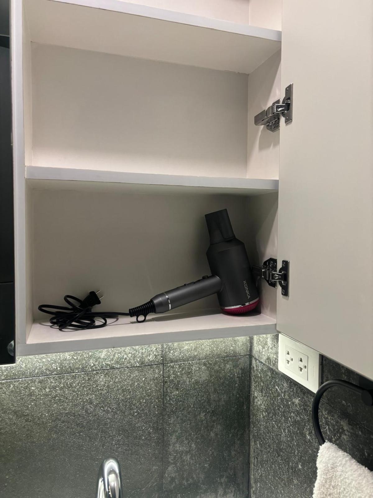 Balcony Overlooking The Iconic Venice Grand Canal With Pool & Sauna, Alexa Smart Lighting, Free Parking, 5 Mins To Bgc, Fast Wifi, Emma Mattress And Pillows Manila