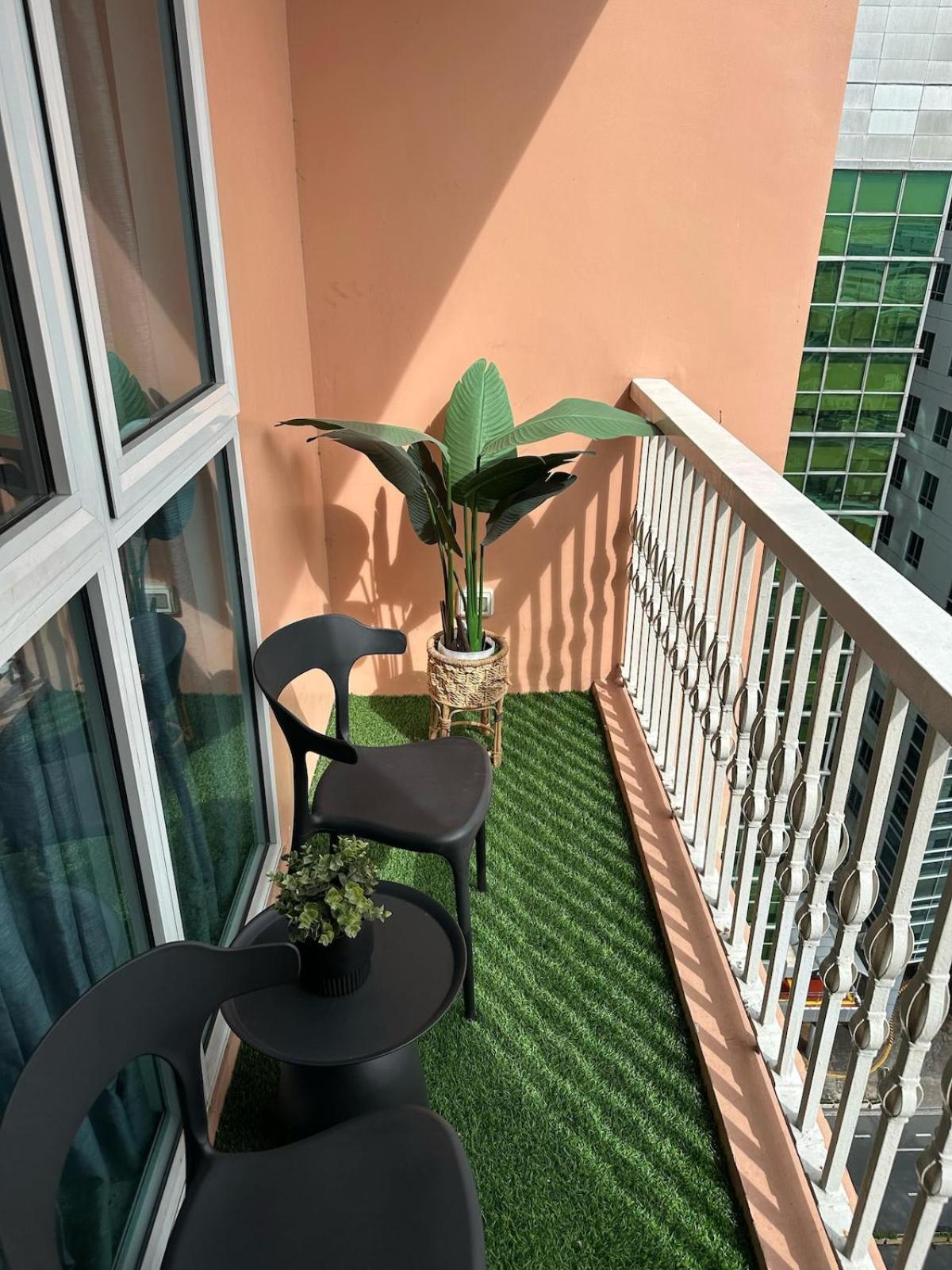 Apartment Balcony Overlooking The Iconic Venice Grand Canal With Pool & Sauna, Alexa Smart Lighting, Free Parking, 5 Mins To Bgc, Fast Wifi, Emma Mattress And Pillows Manila