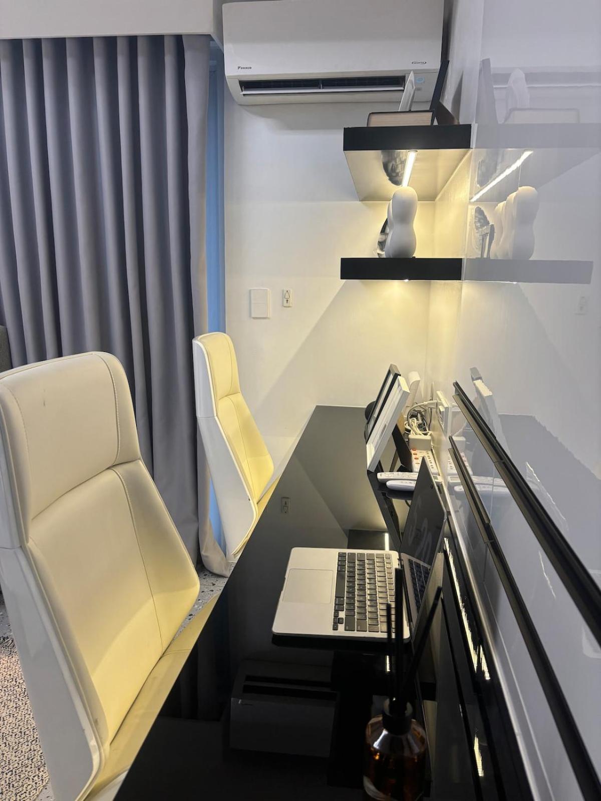 Balcony Overlooking The Iconic Venice Grand Canal With Pool & Sauna, Alexa Smart Lighting, Free Parking, 5 Mins To Bgc, Fast Wifi, Emma Mattress And Pillows Manila