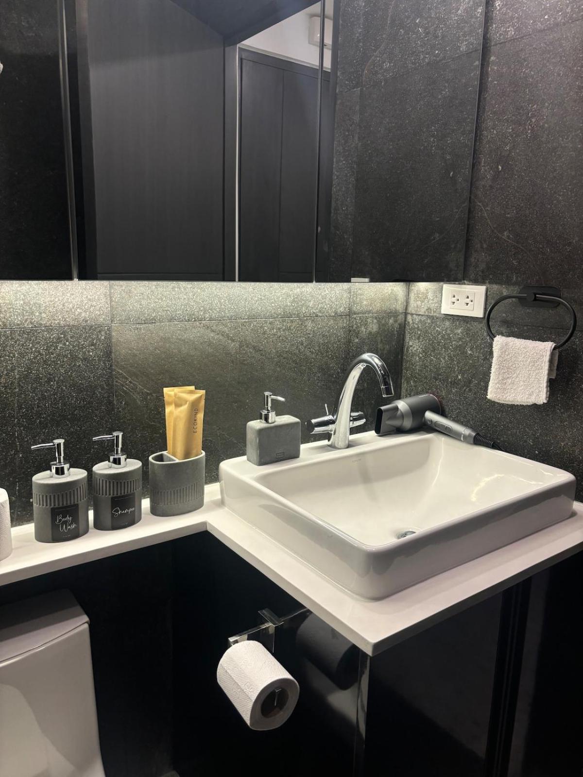 Balcony Overlooking The Iconic Venice Grand Canal With Pool & Sauna, Alexa Smart Lighting, Free Parking, 5 Mins To Bgc, Fast Wifi, Emma Mattress And Pillows