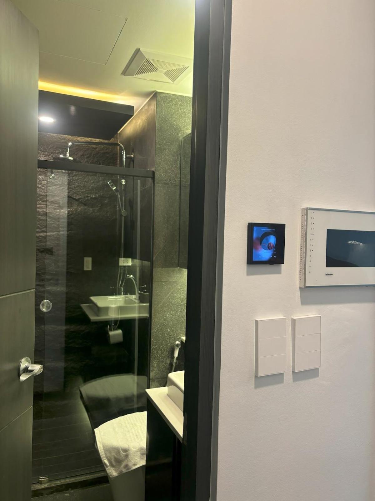 Apartment Balcony Overlooking The Iconic Venice Grand Canal With Pool & Sauna, Alexa Smart Lighting, Free Parking, 5 Mins To Bgc, Fast Wifi, Emma Mattress And Pillows