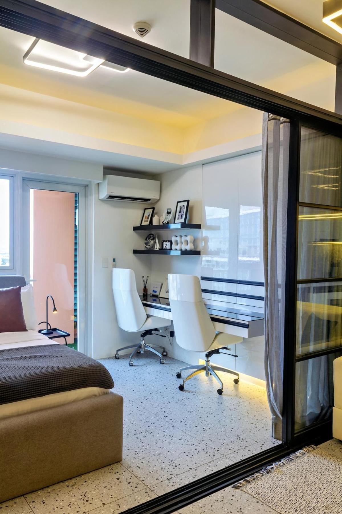 Balcony Overlooking The Iconic Venice Grand Canal With Pool & Sauna, Alexa Smart Lighting, Free Parking, 5 Mins To Bgc, Fast Wifi, Emma Mattress And Pillows Apartment *