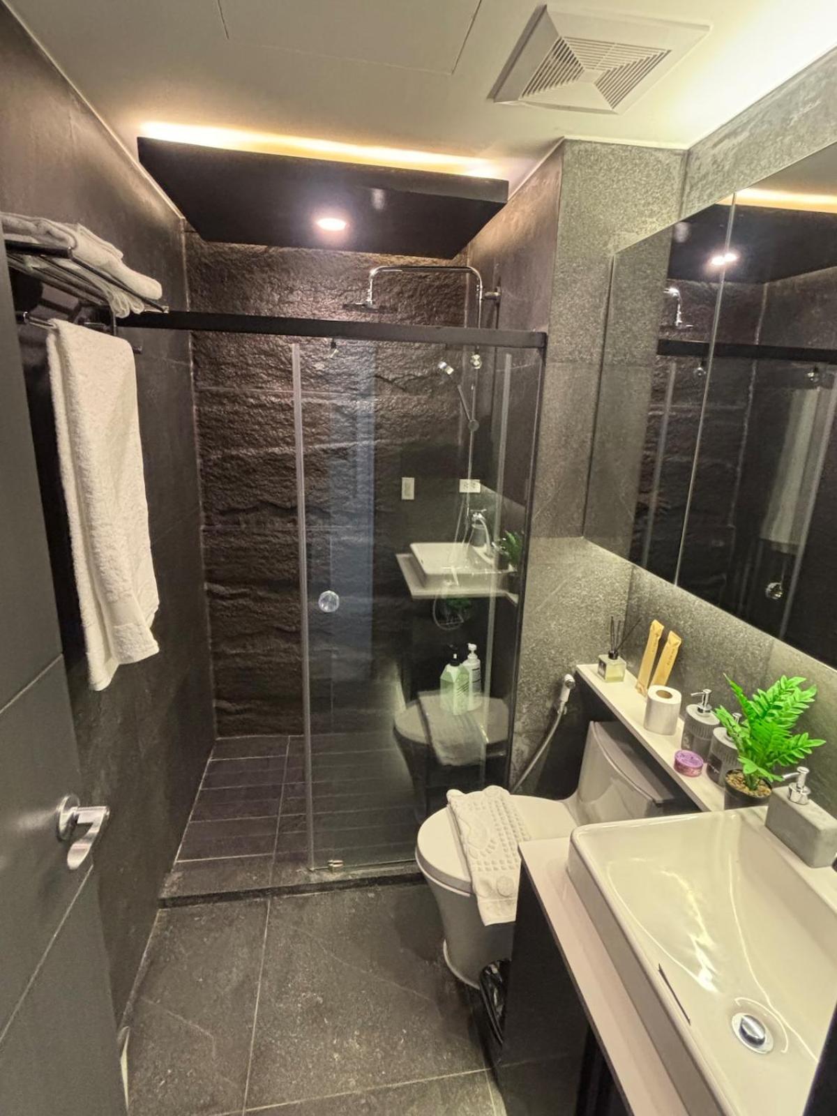 Balcony Overlooking The Iconic Venice Grand Canal With Pool & Sauna, Alexa Smart Lighting, Free Parking, 5 Mins To Bgc, Fast Wifi, Emma Mattress And Pillows Apartment
