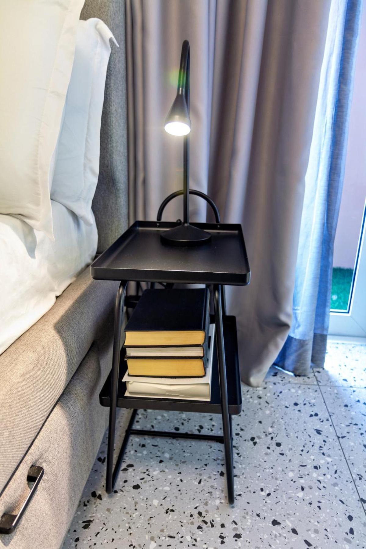 Balcony Overlooking The Iconic Venice Grand Canal With Pool & Sauna, Alexa Smart Lighting, Free Parking, 5 Mins To Bgc, Fast Wifi, Emma Mattress And Pillows *