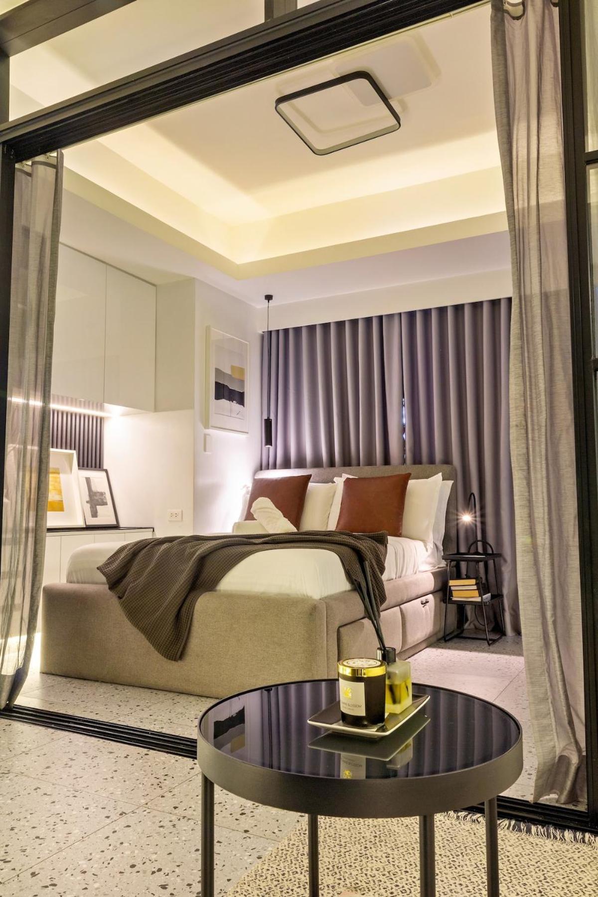 Balcony Overlooking The Iconic Venice Grand Canal With Pool & Sauna, Alexa Smart Lighting, Free Parking, 5 Mins To Bgc, Fast Wifi, Emma Mattress And Pillows Manila