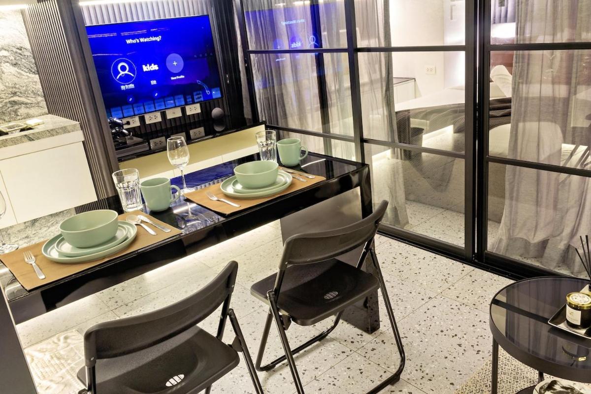 Apartment Balcony Overlooking The Iconic Venice Grand Canal With Pool & Sauna, Alexa Smart Lighting, Free Parking, 5 Mins To Bgc, Fast Wifi, Emma Mattress And Pillows *