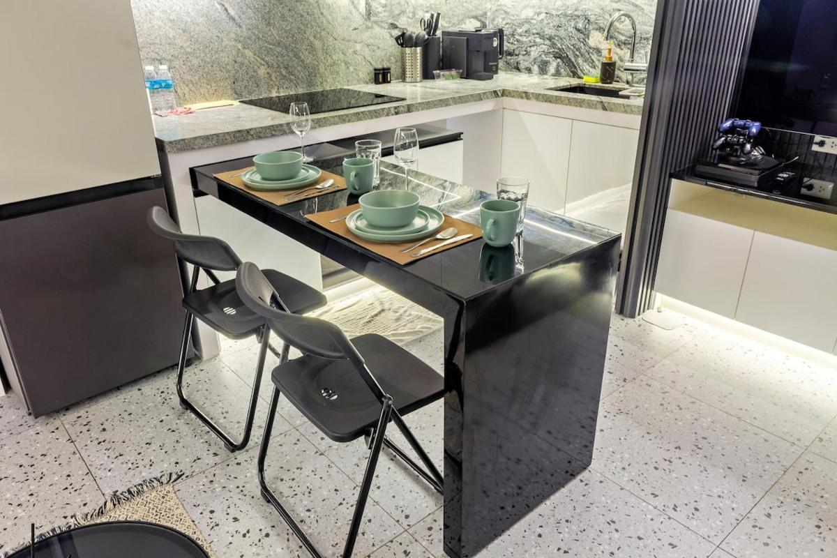 Balcony Overlooking The Iconic Venice Grand Canal With Pool & Sauna, Alexa Smart Lighting, Free Parking, 5 Mins To Bgc, Fast Wifi, Emma Mattress And Pillows Apartment Manila
